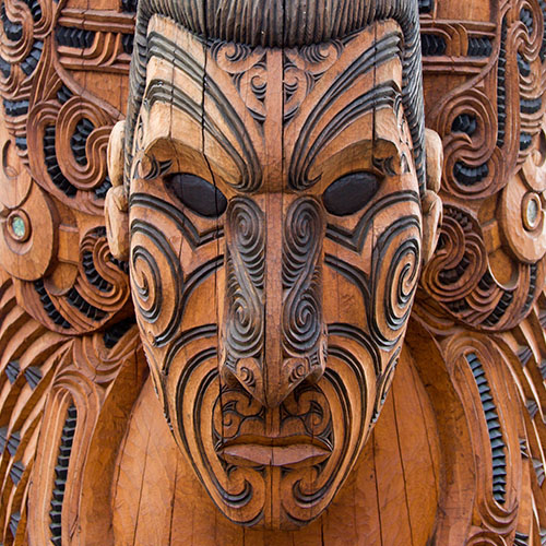 Masque traditionnel  sculpté dans du bois 